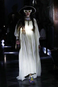 1613912810_GucciCruise2020RunwaycpkenROIP70x.thumb.jpg.5774da166b9a553b50990b16299a5ef0.jpg