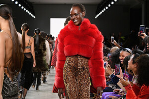 1614439859_LaquanSmithRunwayFebruary2019NewYorkj24QnIpK52Tx.thumb.jpg.b2ec03685871536f0ad3fdc74d88292b.jpg