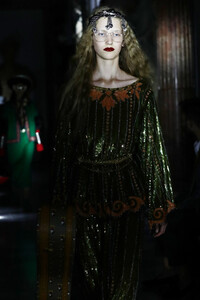 1618462368_GucciCruise2020Runway65-sinrzAvBx.thumb.jpg.4ea7e4d15e3eb70577d97de879dd4f2e.jpg
