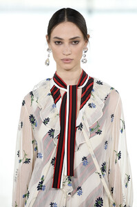 1631514377_ToryBurchFallWinter2019FashionShowRunwayek7Z41SCt0ex.thumb.jpg.e0e6ff8e12944872d6d3500a133dfff6.jpg
