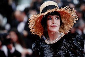 Isabelle+Adjani+Le+Belle+Epoque+Red+Carpet+UeM-DoVQ25Kx.jpg