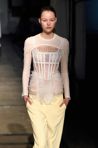 1650484826_DionLeeRunwayFebruary2019NewYorkFashion4UkdzUePZCAx.thumb.jpg.807070d1a3daa8dd6f94d04a44c2c51c.jpg