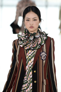 1678153805_ToryBurchFallWinter2019FashionShowRunwayzADPn2dTV6tx.thumb.jpg.1ce19435b6c13cfd397e8be769fd0487.jpg