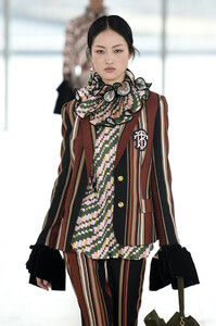 1692486520_ToryBurchFallWinter2019FashionShowRunway-oVork8lNd2x.thumb.jpg.31d32a1cf0c572201f6304e6a98f800f.jpg