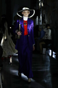 1707154777_GucciCruise2020RunwayCcN1ztT7R5Ax.thumb.jpg.950f2a5e3ca3377ff94b34886968db2b.jpg