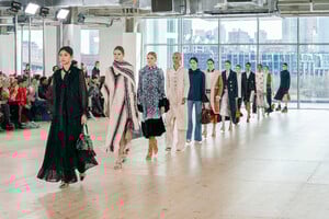 1711863375_tory-burch-atm-rf19-00541(1).thumb.jpg.471bd9f9708917f550f94da23a099eb3.jpg