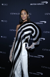 1716170226_CindyBrunaOzwaldBoatengHarlemRunwayShowKn4wVBgmDn6x.thumb.jpg.8bb23eee437d82778a2b8437d173b914.jpg