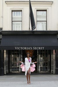 [1149301282] Victorias Secret Angel Leomie Anderson visits Bond Street Store to launch the new Incredible collection.jpg