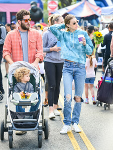 Whitney+Port+shopping+Farmer+Market+Studio+6AS3ZF-01Srx.jpg