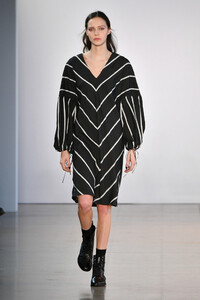 1753078622_NoonNoorRunwayFebruary2019NewYorkFashionF0NvxYBqOdgx.thumb.jpg.eb0d02488efc2c9d89101c1e88998773.jpg