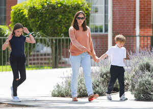 Jennifer+Garner+out+and+about+f9xj7vkiGlSx.jpg