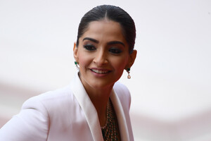 Sonam+Kapoor+Once+Upon+Time+Hollywood+Red+_KPsQyOhdCqx.jpg