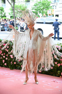 1804089961_CelineDion2019MetGalaCelebratingCampjUzYtecGd_Gx.thumb.jpg.44cd0bc426be94cf8eb0041f41e2f8ef.jpg