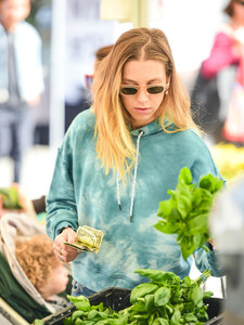 Whitney+Port+shopping+Farmer+Market+Studio+91LP7NOgwOrx.jpg