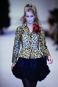 1813466599_blumarine-fw-1994(26).thumb.jpg.0f38ccb779252dc8802822a36234f953.jpg