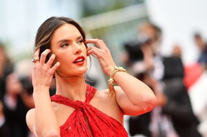 Alessandra Ambrosio - Sayfa 3 181525232_1144007439FRANCE-CANNES-FILM-FESTIVAL.thumb.jpg.fac2c7211515b310ceb7c4378e267c3f