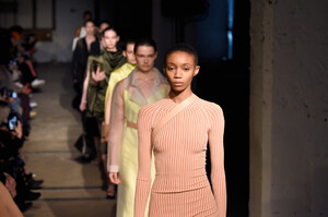 18218690_DionLeeRunwayFebruary2019NewYorkFashioneekqKKc5iS4x.thumb.jpg.0916af2c95229f1816c157f5443e162d.jpg