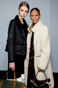1834049139_tory-burch-bks-g-rf19-5044(1).thumb.jpg.41b0a21eb17e23f297800a6acfcf49f7.jpg