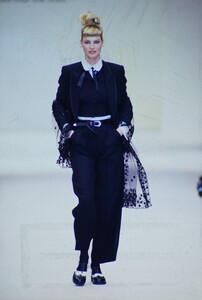 1854908910_blumarine-fw-1994(4).thumb.jpg.c52fdeaef0027a34091ccc7fbf67eef3.jpg