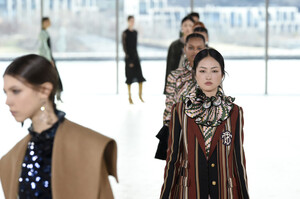 1861590823_ToryBurchFallWinter2019FashionShowRunwayUWOW9e6eXQ8x.thumb.jpg.6139b859a9a636b24ca818314620cc66.jpg