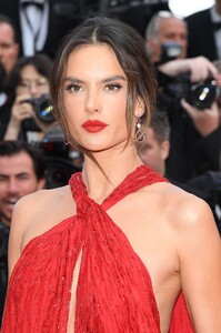 Alessandra Ambrosio - Sayfa 3 1870633724_1149296582LesMiserablesRedCarpet-The72ndAnnualCannesFilmFestival.thumb.jpg.380718c77c23b716565b5c370a218877