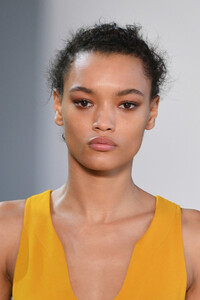 1873513613_NoonNoorRunwayFebruary2019NewYorkFashionsw4zecWo39Tx.thumb.jpg.65811e273f99761492442fc715125c13.jpg