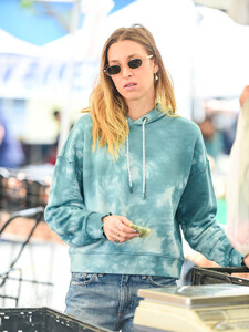 Whitney+Port+shopping+Farmer+Market+Studio+-K_AWWGLNDAx.jpg