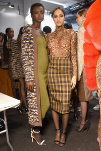 1885142285_LaquanSmithBackstageFebruary2019NewYorkKrHYYysvpTWx(1).thumb.jpg.6e18a633b81fed446bd6a34ebc7a4a9d.jpg