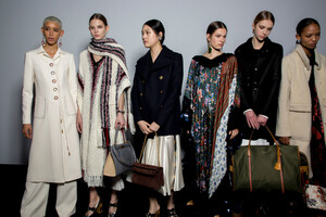 1901943291_tory-burch-bks-g-rf19-5071(1).thumb.jpg.6d446d3695bfc8c54eecfec8998f0538.jpg