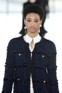 1909870658_ToryBurchFallWinter2019FashionShowRunwayuoqcAQJ-jYax.thumb.jpg.ce8fa19f365973dfbc8bc2319f1d3d01.jpg