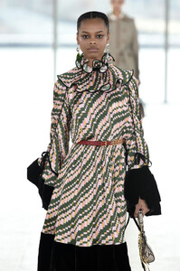 1917026545_ToryBurchFallWinter2019FashionShowRunwayi_gqKNpCN2ex.thumb.jpg.a538bd86b54bdd12b430ba5328c3fe96.jpg