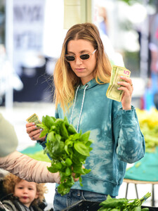 Whitney+Port+shopping+Farmer+Market+Studio+EgsItb2trdnx.jpg