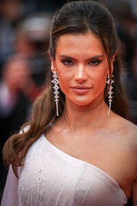 Alessandra Ambrosio - Sayfa 3 1954297034_ale150519BZNimage111.thumb.jpg.9501d747ccca754996d3afecd7ecc089