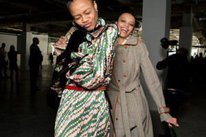 1962666894_tory-burch-bks-g-rf19-5536(1).thumb.jpg.315f3daa0e5d7e21910347f26c1606ca.jpg