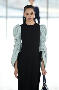 1964946973_ToryBurchFallWinter2019FashionShowRunwaytnHtRKhQZ_nx.thumb.jpg.076e2d58c85a243a926b24646347bb2e.jpg