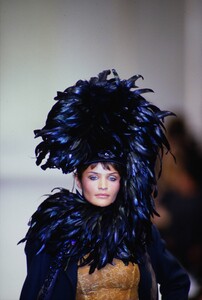 197970911_blumarine-fw-1994(33).thumb.jpg.cdbf7afebe94bde708baa609226832d3.jpg