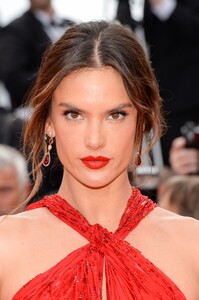 Alessandra Ambrosio - Sayfa 3 1994275586_1149317548LesMiserablesRedCarpet-The72ndAnnualCannesFilmFestival.thumb.jpg.7fe2a9e35f3ad03227ab9fe80f438eee