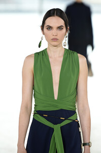 2003277512_ToryBurchFallWinter2019FashionShowRunwayChG3WFILF7Kx.thumb.jpg.519c08e0427929cf0f893982c4f5eae2.jpg