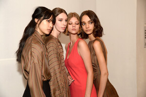 2037093998_NoonNoorBackstageFebruary2019NewYorkZlqifHWNVHRx(1).thumb.jpg.7122a086e325e9cccf8f01baf6ab92ec.jpg