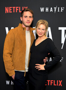 2040069837_ReneeZellwegerNetflixSpecialScreening9Q71DXw3q82x.thumb.jpg.487fc18df5328b9c173223952324e0c4.jpg