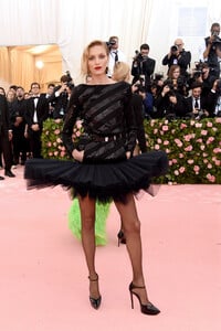 Anja+Rubik+2019+Met+Gala+Celebrating+Camp+H-R0B3hFjy9x.jpg