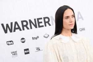 2078861575_JenniferConnellyWarnerMediaUpfront2019GQFzrJEc6hxx.thumb.jpg.7bf2a1743c916633d17ada9209efeea4.jpg