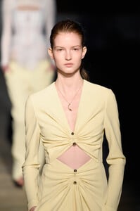 2103125347_DionLeeRunwayFebruary2019NewYorkFashionUiXhIlYNJuWx.thumb.jpg.22f28d9c7cab703a972d048a4adcd416.jpg