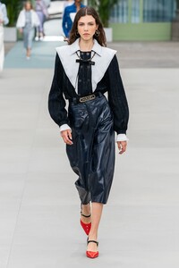 Lea Julian Chanel Cruise 2020.jpg