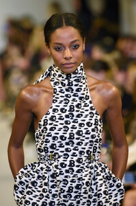 2116951799_BrandonMaxwellRunwayFebruary2019NewYorkTTkGzqhNE9cx.thumb.jpg.0955698abb13acb7fb80fe9b332e2bd0.jpg
