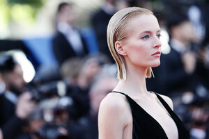 Daria+Strokous+Rocketman+Red+Carpet+72nd+Annual+L1mBm0ZFJigx.jpg