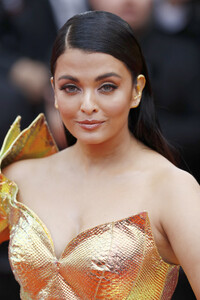 2131312826_AishwaryaRaiHiddenLifeUneVieCacheRedZUsJhY4qTH_x.thumb.jpg.1cc7c8bb783be58901d2c8e23315e3bc.jpg