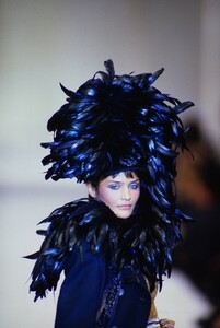 2136595766_blumarine-fw-1994(32).thumb.jpg.2e35aa1d1b35b3a66cf29f840f9cd28f.jpg