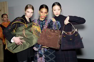 2141912349_tory-burch-bks-a-rf19-0263(1).thumb.jpg.5eb5f7ba716a3184280b990c3b02359a.jpg