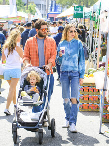 Whitney+Port+shopping+Farmer+Market+Studio+sFZ_pyHX2VUx.jpg